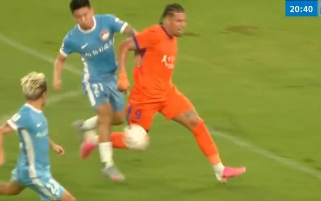 利物浦赛后爆内讧？琼斯索博激烈争吵，队长袖标被怒扔在地
